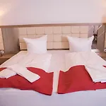 Hausen Frankfurt 4* אוברטשאוסן