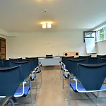 Hausen Frankfurt 4* אוברטשאוסן